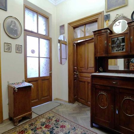 "Eva Stories" Movie Apartment On Rynok Square Lviv Buitenkant foto