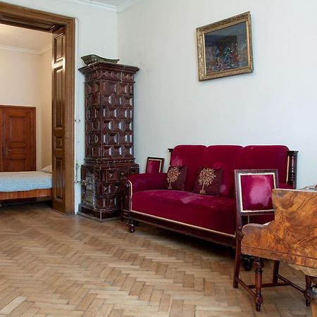 "Eva Stories" Movie Apartment On Rynok Square Lviv Buitenkant foto