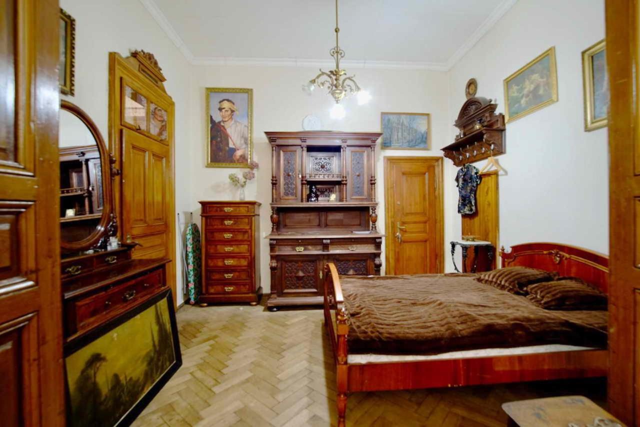 "Eva Stories" Movie Apartment On Rynok Square Lviv Buitenkant foto