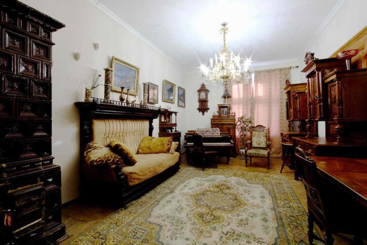 "Eva Stories" Movie Apartment On Rynok Square Lviv Buitenkant foto