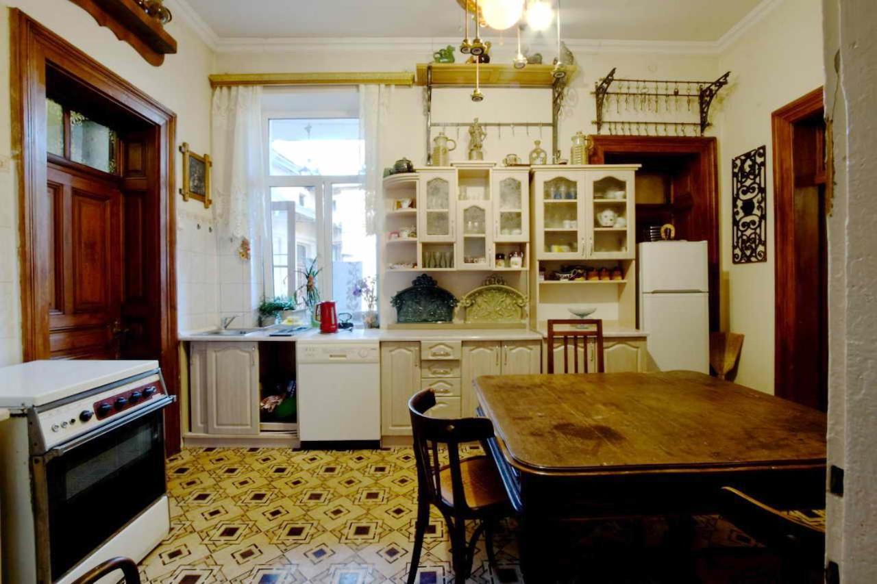 "Eva Stories" Movie Apartment On Rynok Square Lviv Buitenkant foto