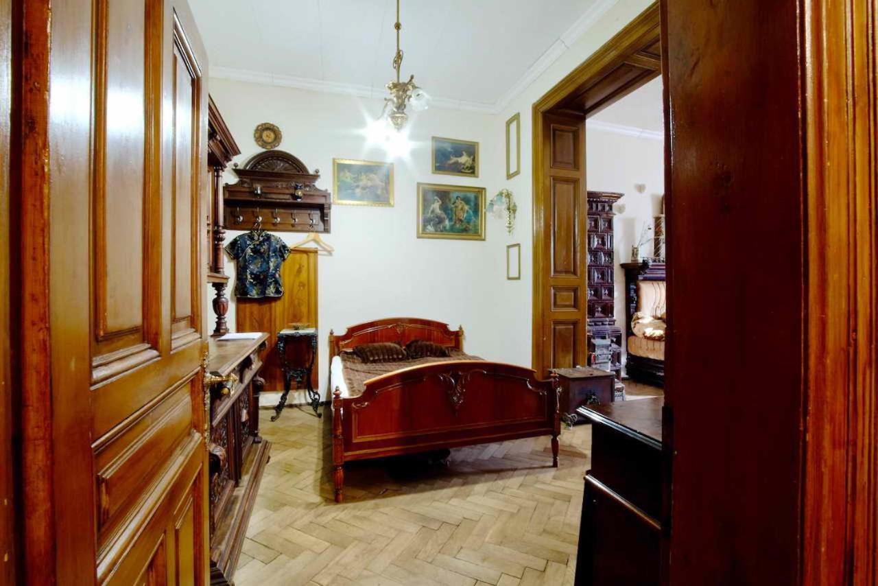 "Eva Stories" Movie Apartment On Rynok Square Lviv Buitenkant foto