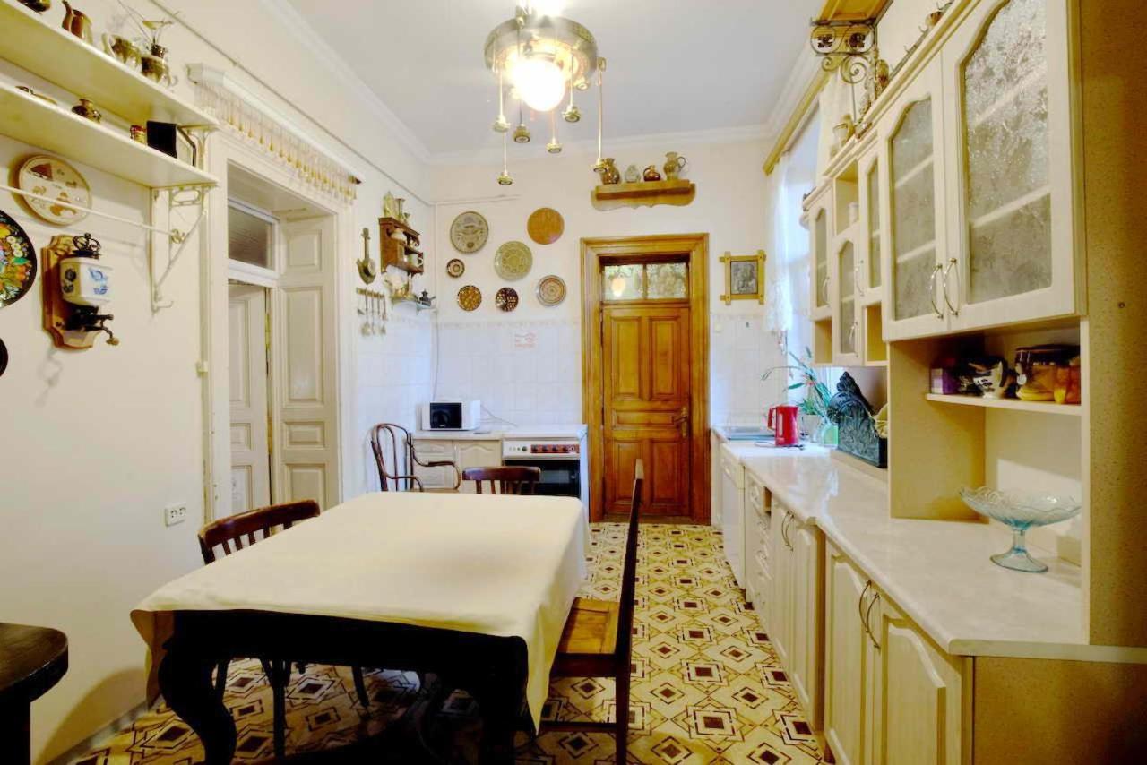"Eva Stories" Movie Apartment On Rynok Square Lviv Buitenkant foto