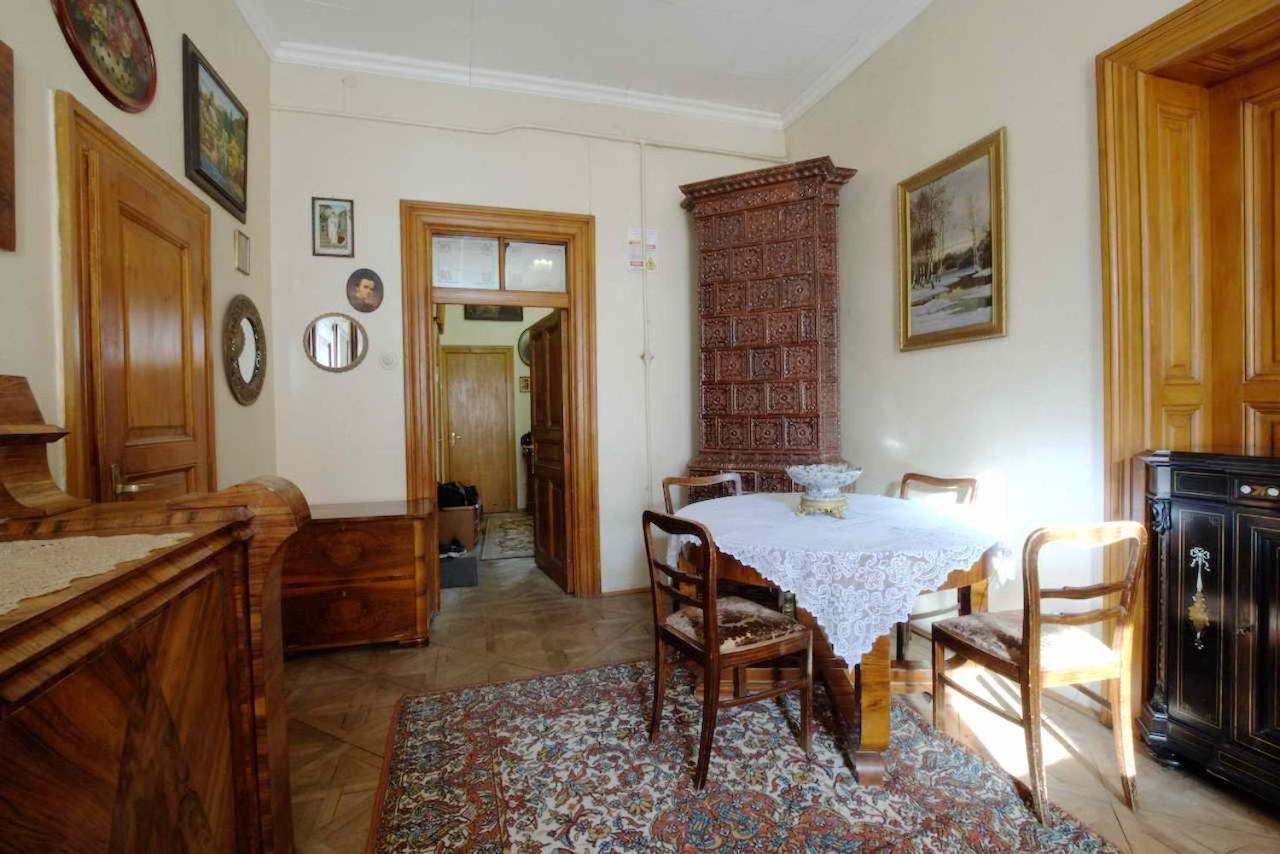 "Eva Stories" Movie Apartment On Rynok Square Lviv Buitenkant foto