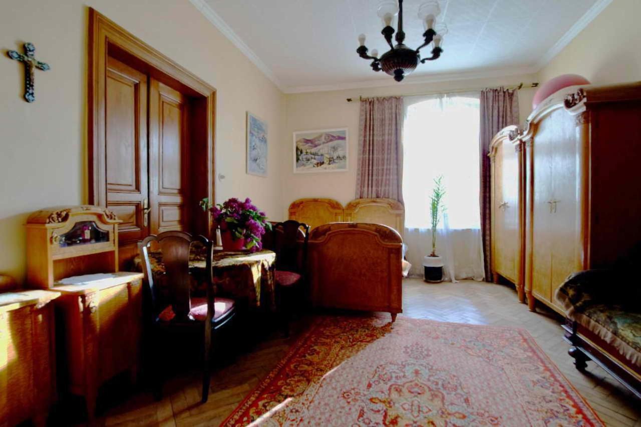 "Eva Stories" Movie Apartment On Rynok Square Lviv Buitenkant foto