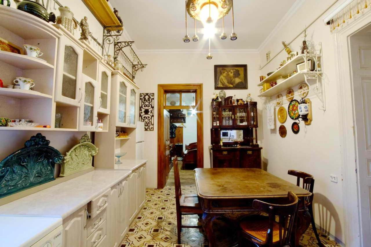 "Eva Stories" Movie Apartment On Rynok Square Lviv Buitenkant foto
