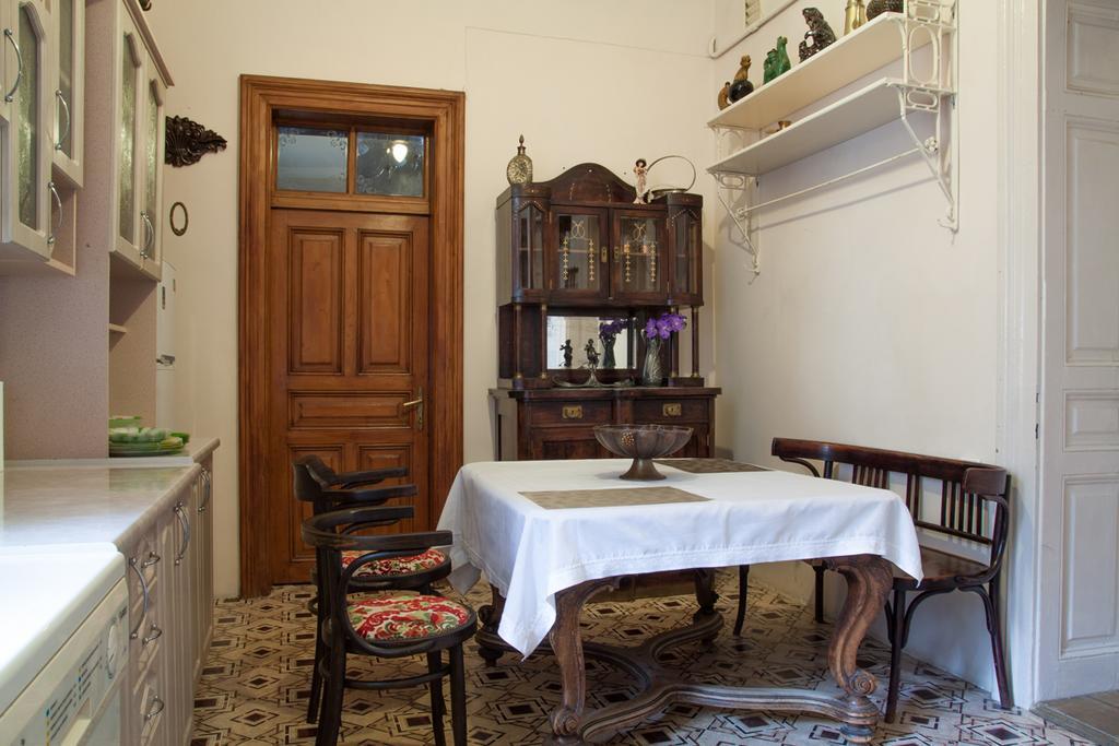 "Eva Stories" Movie Apartment On Rynok Square Lviv Buitenkant foto