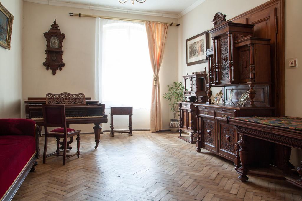 "Eva Stories" Movie Apartment On Rynok Square Lviv Buitenkant foto