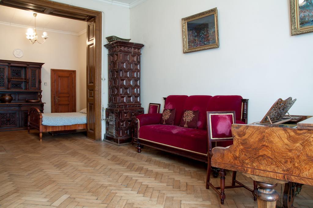 "Eva Stories" Movie Apartment On Rynok Square Lviv Buitenkant foto