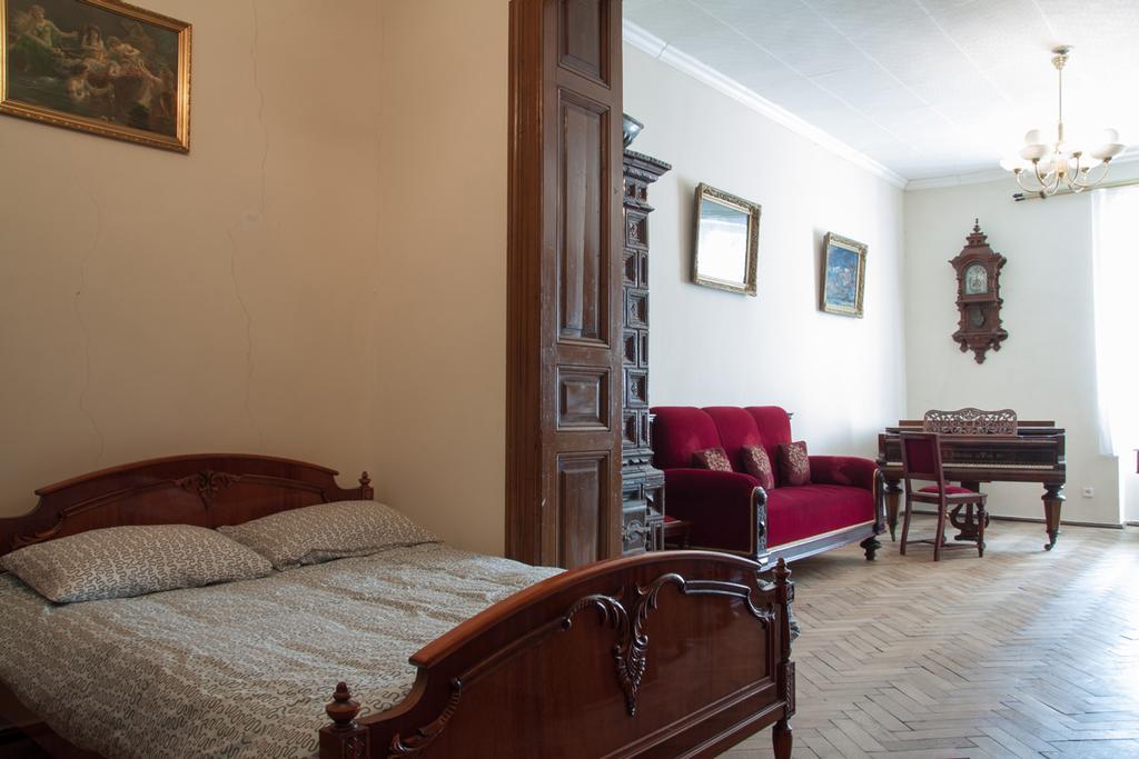 "Eva Stories" Movie Apartment On Rynok Square Lviv Buitenkant foto