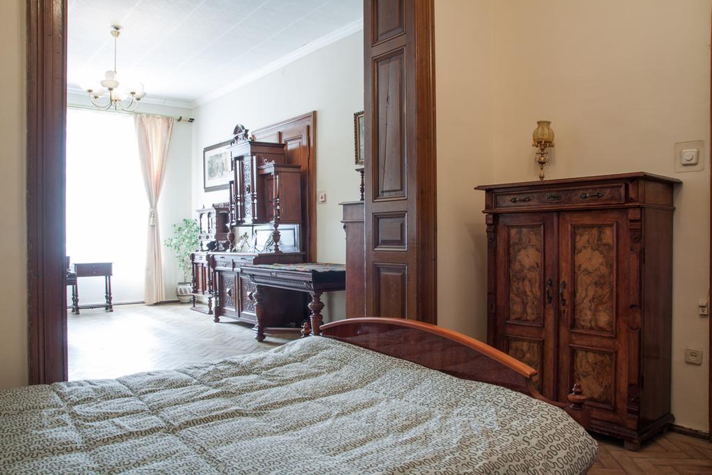"Eva Stories" Movie Apartment On Rynok Square Lviv Buitenkant foto