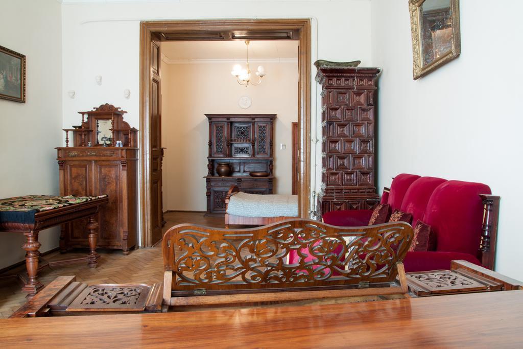 "Eva Stories" Movie Apartment On Rynok Square Lviv Buitenkant foto
