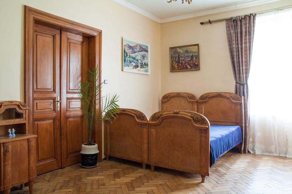 "Eva Stories" Movie Apartment On Rynok Square Lviv Buitenkant foto