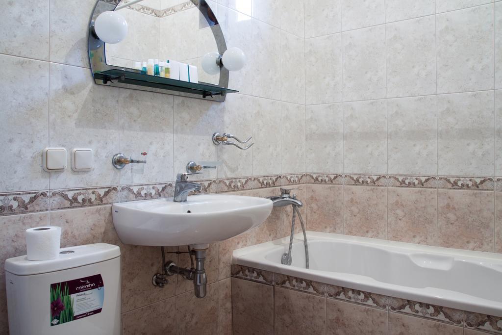 "Eva Stories" Movie Apartment On Rynok Square Lviv Buitenkant foto