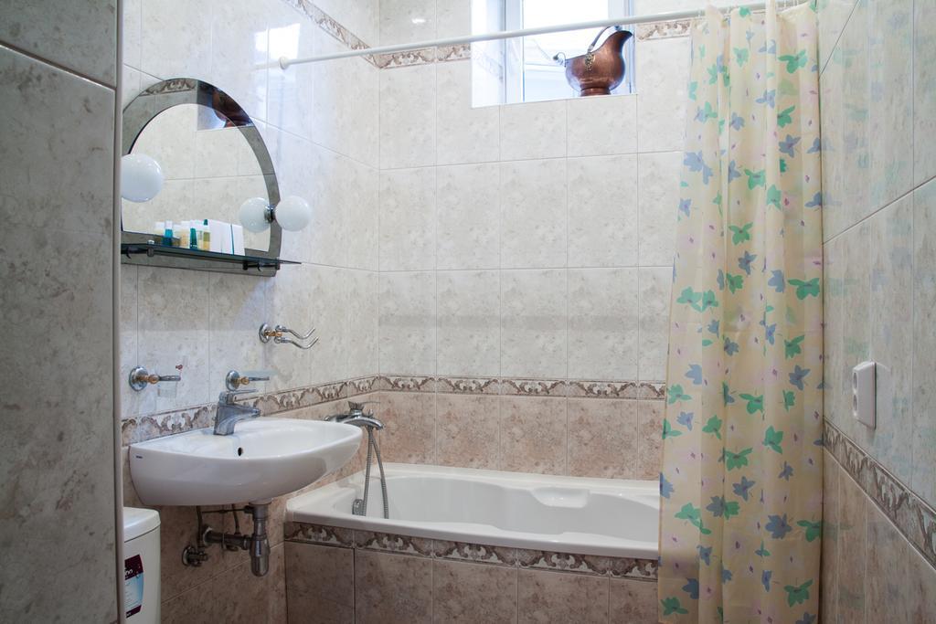 "Eva Stories" Movie Apartment On Rynok Square Lviv Buitenkant foto