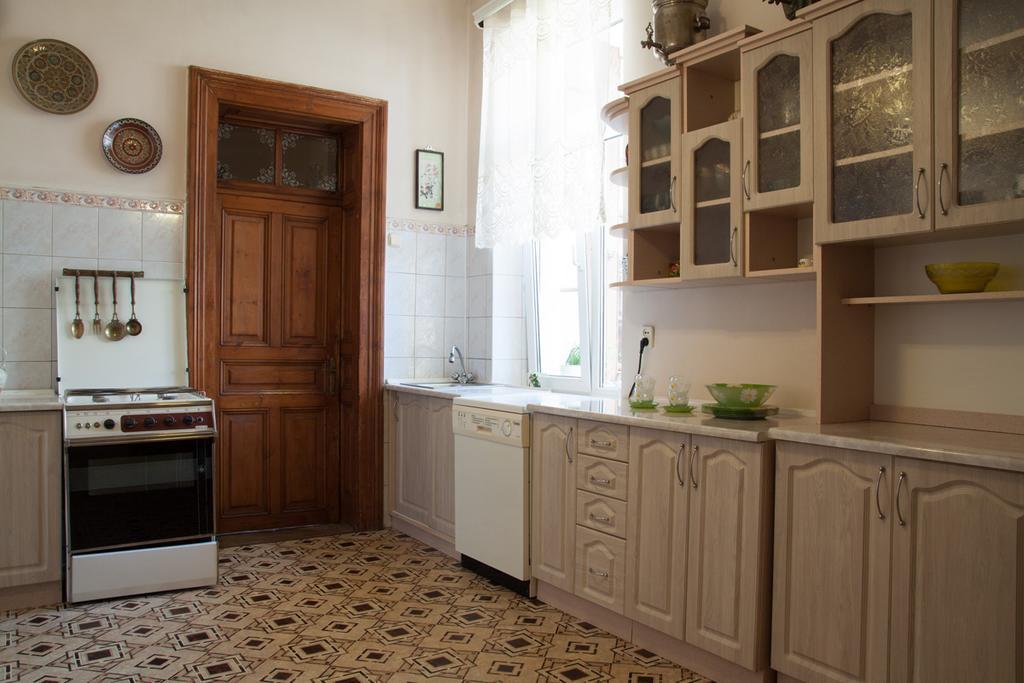 "Eva Stories" Movie Apartment On Rynok Square Lviv Buitenkant foto